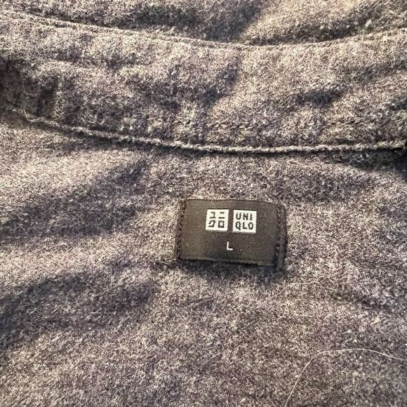 Uniqlo grey flannel button down shirt. Size large - Picture 3 of 8